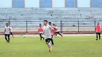 Aksi Zohib Islam Amiri, pemain asal Afganistan yang menjalani seleksi di Persela. (Bola.com/Aditya Wany)