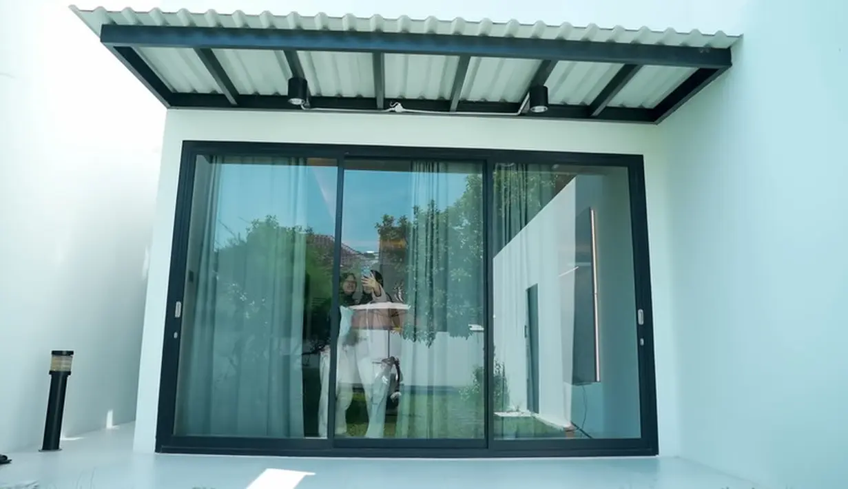 Arafah mengaku butuh  kerja keras untuk memiliki rumah baru sesuai dengan impiannya tersebut. Meski tak mudah, ia berhasil melewatinya. [Youtube/Arafah Rianti]