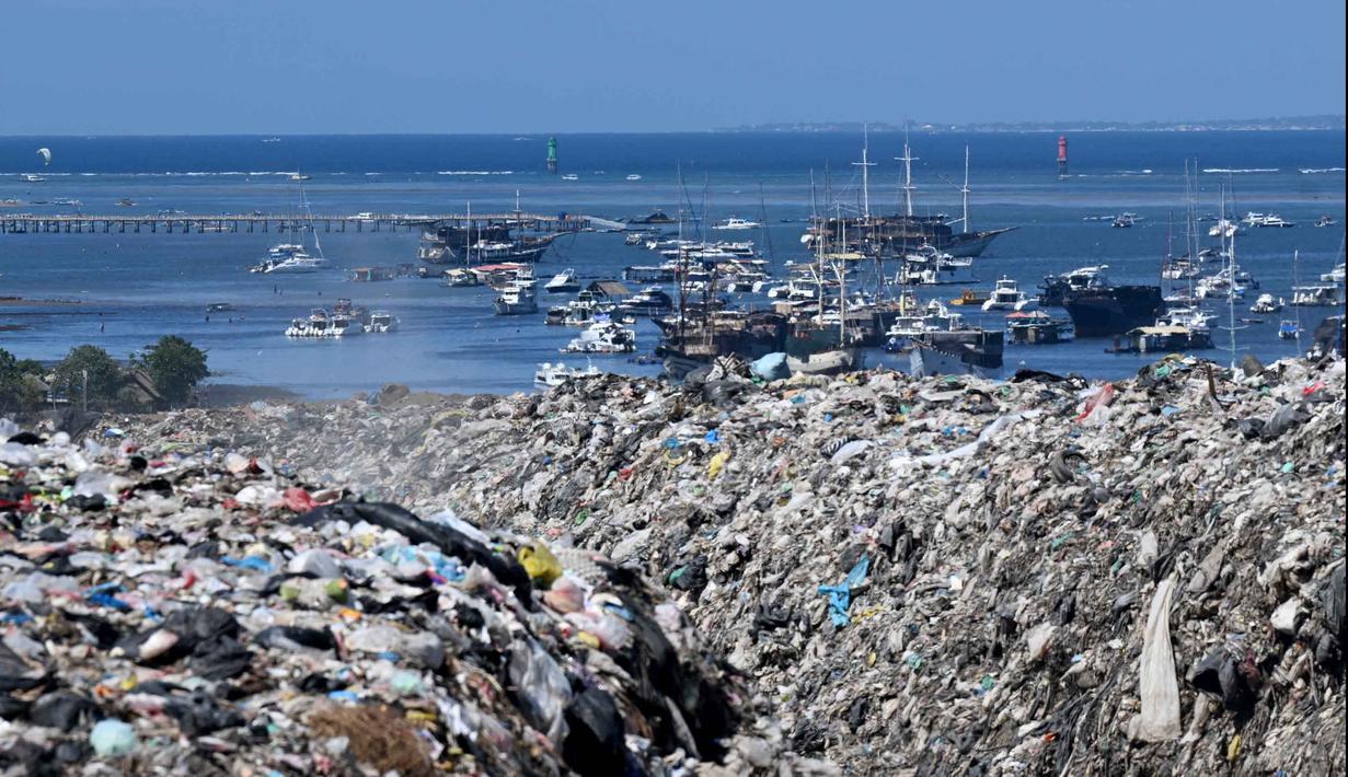 Tumpukan sampah terlihat di Tempat Pembuangan Akhir (TPA) Suwung berlatar belakang salah satu lokasi wisata di Denpasar, Bali, pada Jumat 17 April 2026. Mulai Jumat 17 April 2026, sampah organik kembali diizinkan masuk Tempat Pembuangan Akhir (TPA) Suwung, Denpasar, Bali, setelah sebelumnya dilarang. (SONNY TUMBELAKA/AFP)