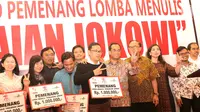 Menteri Perhubungan Budi Karya, Anggota Wantimpres Sidarto Danusubroto dan para pemenang lomba menulis bertajuk 'Pencapaian Jokowi' foto bersama usai penyerahan serifikat pemenang di Jakarta, Selasa (16/8). (Liputan6.com/Immanuel Antonius)