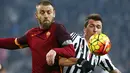 Penyerang Juventus, Mario Mandzukic (kanan) berebut bola dengan gelandang AS Roma, Daniele De Rossi pada lanjutan liga serie A Italia di Juventus Stadium, Turin (24/1/2016). Juventus menang dengan skor 1-0. (REUTERS/Stefano Rellandini)