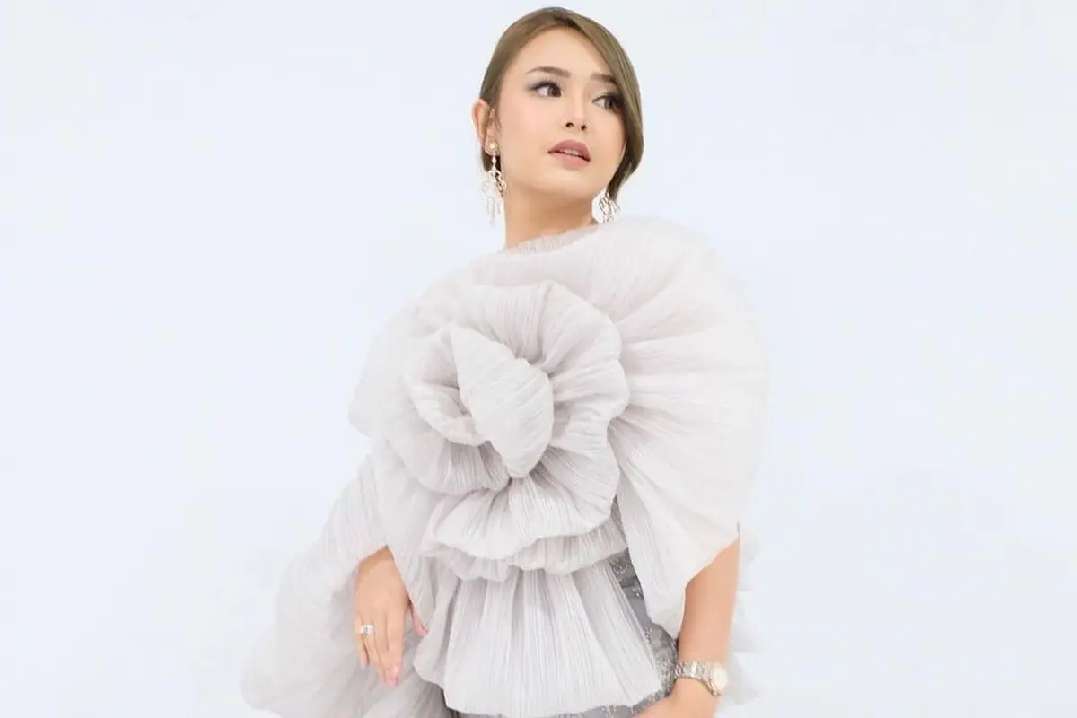 Cantiknya Amanda Manopi dalam Balutan Gaun Aksen Bunga