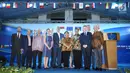 Menteri Luar Negeri Retno Marsudi (keenam kiri) bersama Menteri Perhubungan, Budi Karya Sumadi berfoto bersama perwakilan Duta Besar negara Uni Eropa saat perayaan Europe Day 2018 di Jakarta, Rabu (9/5). (Liputan6.com/Helmi Fithriansyah)