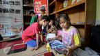Sejumlah anak membaca buku di Yayasan 1001 Buku, Jakarta, Senin (8/5). Memperingati Hari Pendidikan Nasional pada 2 Mei, TIKI mendonasikan dana untuk Yayasan 1001 Buku yang mempunyai jaringan hingga ke pelosok negeri. (Liputan6.com/Faizal Fanani)