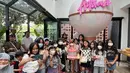 Meski digelar sederhana, ulang tahun berjalan meriah dihadiri banyak teman dan sahabat. Potret bersama dengan para sahabat yang hadir dalam perayaan ultah. [Instagram/mrsayudewi]