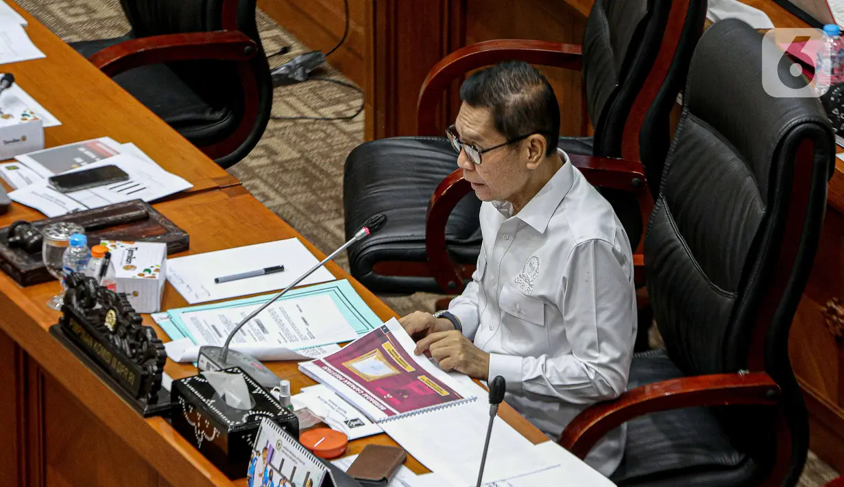 Rapat itu dipimpin oleh Wakil Ketua Komisi III DPR Adies Kadir. (Liputan6.com/Faizal Fanani)