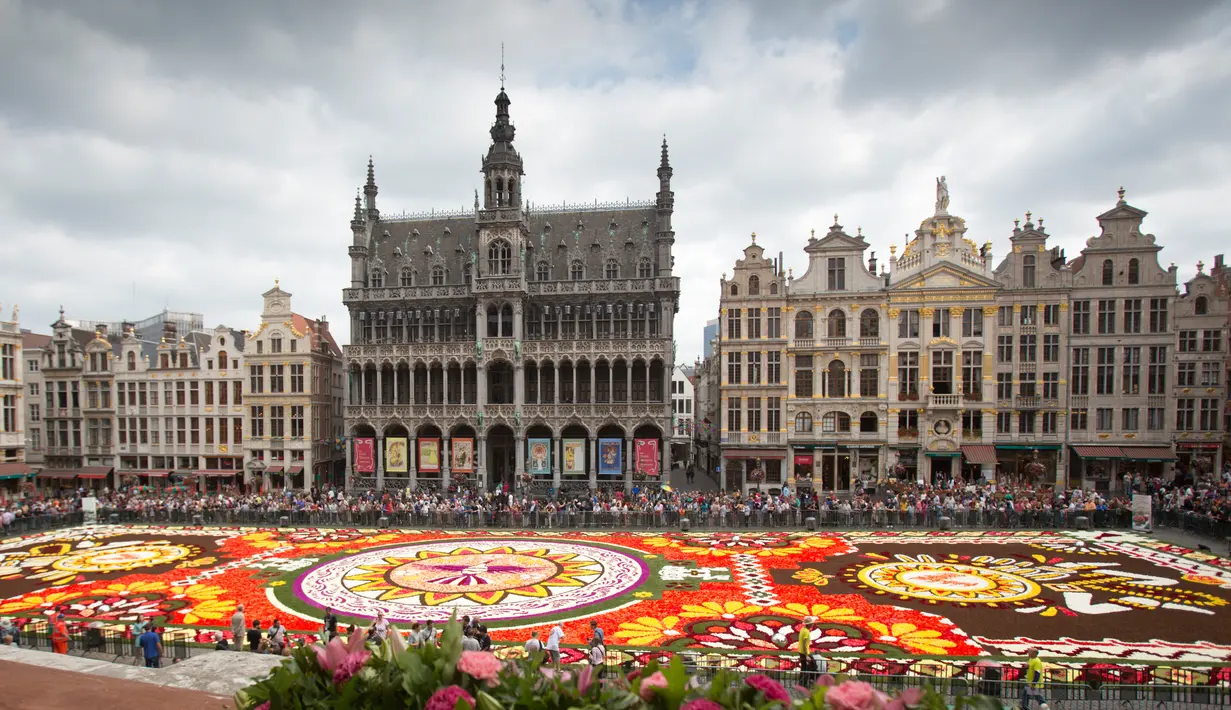 Penampakan Karpet Bunga Brussels di Grand Place, Brussels, Belgia, Kamis (16/8). Lebih dari 500 ribu bunga digunakan untuk menciptakan karya tersebut. (AP Photo/Virginia Mayo)