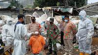 Sejumlah pemulung di Kecamatan Sukmajaya menjalani test swab. (Liputan6.com/Dicky Agung Prihanto)