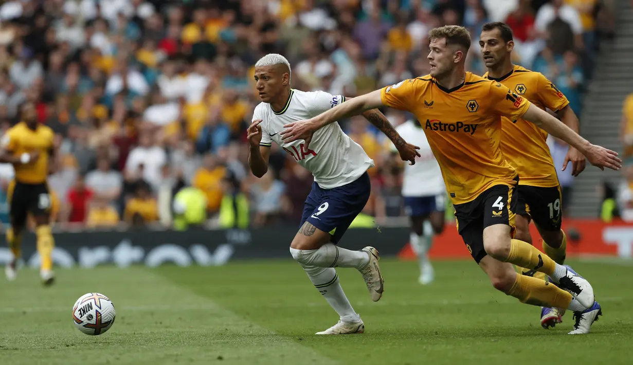 Richarlison sendiri tentu masih kalah jauh torehannya dibanding Roberto Firmino pada awal musim 2022/2023. Dari total 13 laga di Liga Inggris dan Liga Champions, ia baru mencetak 2 gol dan 3 assist. Kedua gol dicetak di ajang Liga Champions, sementara di Liga Inggris Richarlison belum mencetak satu gol pun. (AFP/Ian Kington)