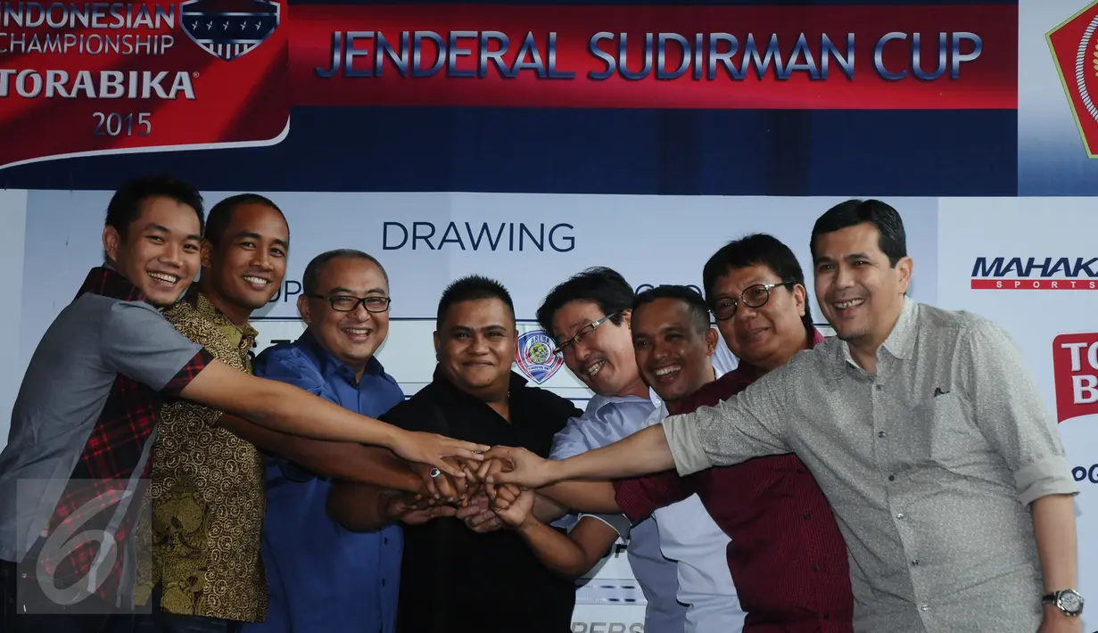 Delapan perwakilan tim sepakbola yang akan berlaga di babak delapan besar Piala Jenderal Sudirman 2015 bersalaman usai pengundian di Jakarta, Kamis (3/12/2015). Babak 8 besar akan berlangsung di dua kota, Solo dan Sleman. (Liputan6.com/Helmi Fithriansyah)
