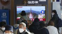 Layar TV menunjukkan file gambar peluncuran rudal Korea Utara selama program berita di Stasiun Kereta Api Seoul di Seoul, Rabu (2/11/2022). Otoritas Korea Selatan (Korsel) mengatakan Korea Utara (Korut) meluncurkan satu rudal balistik ke arah timur laut negara itu. (AP Photo/Ahn Young-joon)
