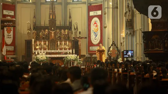 Khidmat Misa Kenaikan Yesus Kristus di Gereja Katedral Jakarta
