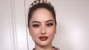 Lipstik merah pun serasi dengan kebaya merah berpayet dari Vera Kebaya saat penampilan keduanya