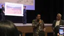Salah satu lukisan yang dilelang adalah hasil karya Presiden ke-6 Republik Indonesia, Susilo Bambang Yudhoyono (SBY). Tampak dalam foto, Presiden ke-6 Republik Indonesia, Susilo Bambang Yudhoyono (SBY) didampingi Raden Rizki Mulyawan Kartanegara Hayang Denda Kusuma atau yang lebih dikenal dengan Dik Doank (kanan) saat mengikuti kegiatan Pameran Seni Rupa dan Lelang Lukisan di Teater Kecil, Taman Ismail Marzuki (TIM), Jakarta, Selasa (23/12/2025). (merdeka.com/magang/Rendi Saputra)