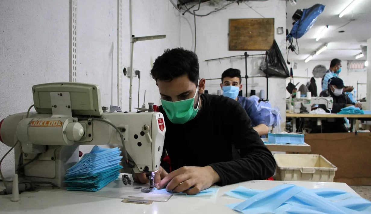 Sejumlah pekerja Palestina membuat masker di sebuah pabrik di Gaza City (13/4/2020). Palestina pada Senin (13/4) mengatakan jumlah kasus terkonfirmasi COVID-19 meningkat menjadi 308, termasuk 36 kasus di Yerusalem Timur. (Xinhua/Rizek Abdeljawad)