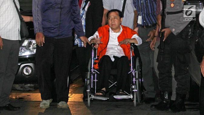 Tersangka korupsi e-KTP, Setya Novanto tiba di Gedung KPK dari Rumah Sakit Cipto Mangunkusumo (RSCM) menggunakan kursi roda pada, Minggu, (19/11). Setnov tiba mengenakan baju rompi tahanan KPK. (Liputan6.com/Herman Zakharia)