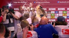 Pemain Koln membasahi manajernya, Peter Stoger, saat konferensi pers berlangsung.