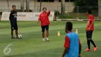 Pelatih Bali United, Indra Sjafrie (kedua kiri) memberi arahan pada timnyaa saat latihan di Lapangan Pertamina, Jakarta, Rabu (6/4/2016). Kandas di Piala Bhayangkara 2016, Bali United bersiap mengikuti Trofeo Persija. (Liputan6.com/Helmi Fithriansyah)