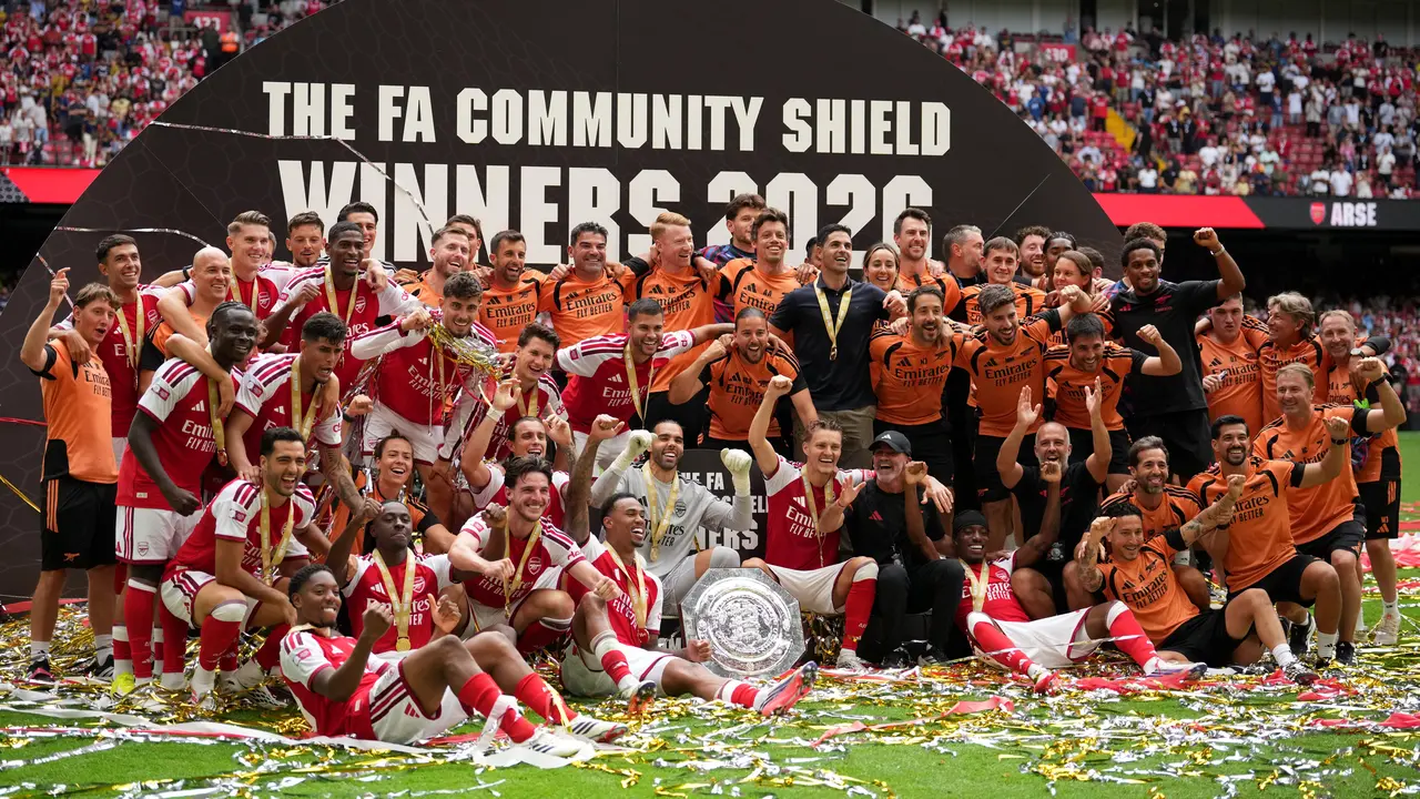 Para pemain Arsenal merayakan kemenangan usai memenangi laga final Community Shield