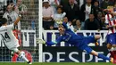 Gol yang dinanti-nanti akhirnya tercipta di menit ke-88. Sepakan kaki kanan Javier 'Chicharito' Hernandez usai meneruskan assist dari Cristiano Ronaldo melesat mulus masuk ke dalam gawang Atletico. (AP Photo/Andres Kudacki)