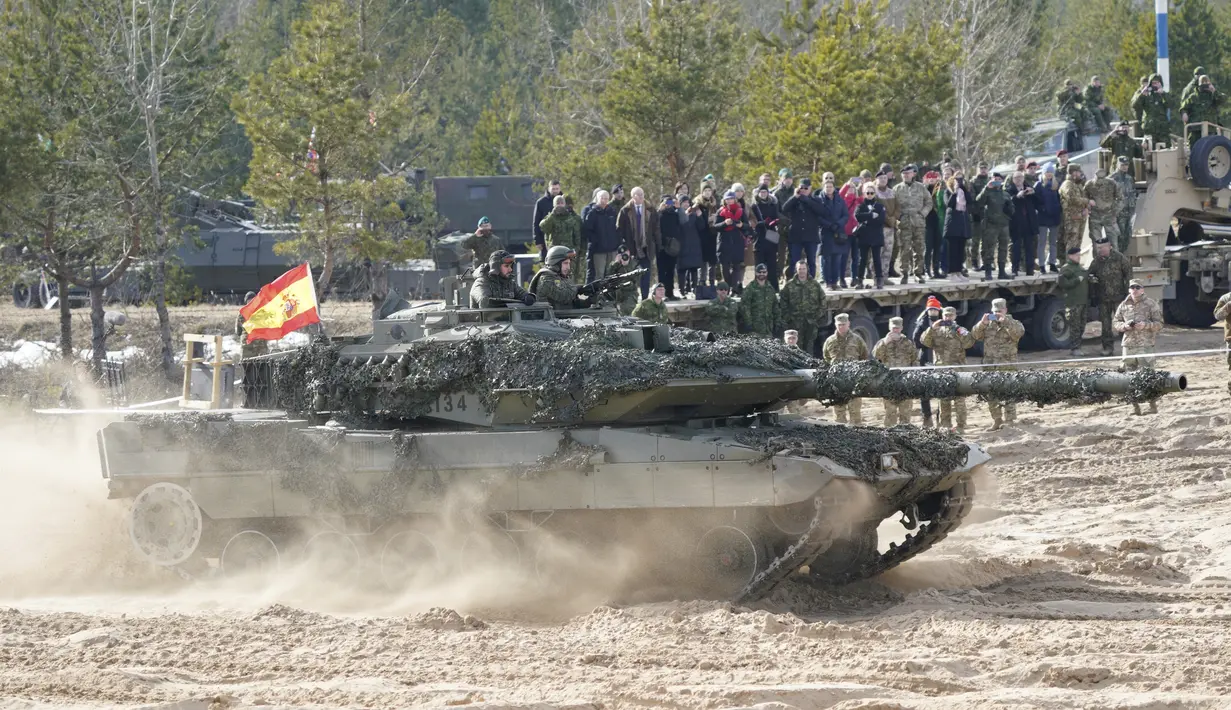 Tank Spanyol melaju selama latihan militer NATO Crystal arrow 2022 di pangkalan militer Adazi, Latvia (11/3/2022). 2.800 tentara dari berbagai negara mengikuti pelatihan interoperabilitas selama operasi militer taktis, termasuk demonstrasi kemampuan musim dingin. (Martins Zilgalvis/F64 via AP)