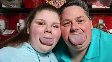 Byron Schlenker serta putrinya, Emily yang memiliki lidah terlebar dan terluas di dunia.