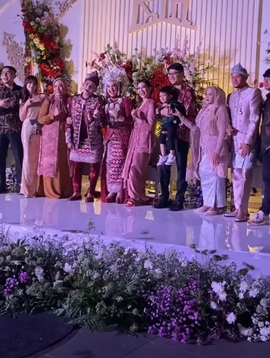 Akad nikah di digelar sore hari, Rizki DA dan Hersa Rahayu dan malamnya dilanjutkan dengan resepsi. Penyanyi dangdut itu juga tampak menyanyi untuk menghibur para tamu undangan. [Instagram/setiastiweddingplan]