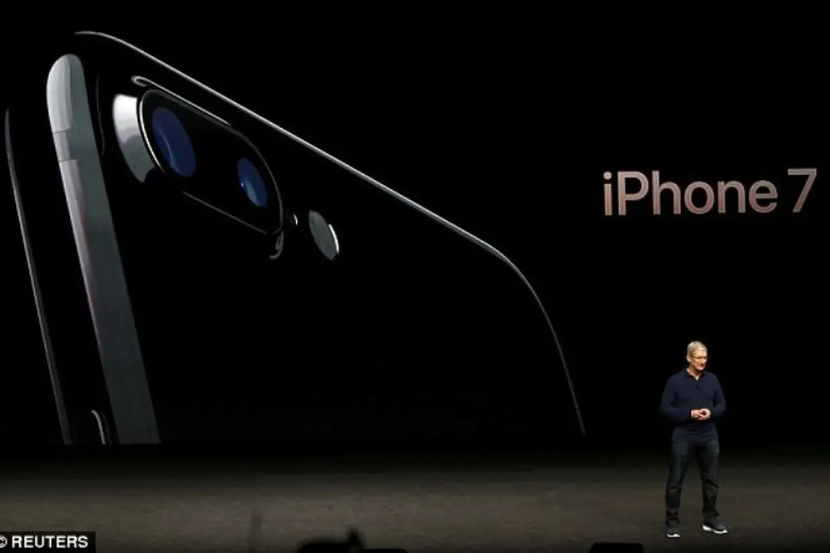 Tim Cook meluncurkan iPhone 7