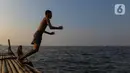 Suasana pantai yang terbilang asri memikat pengunjung untuk bersantai sejenak. (Liputan6.com/Herman Zakharia)