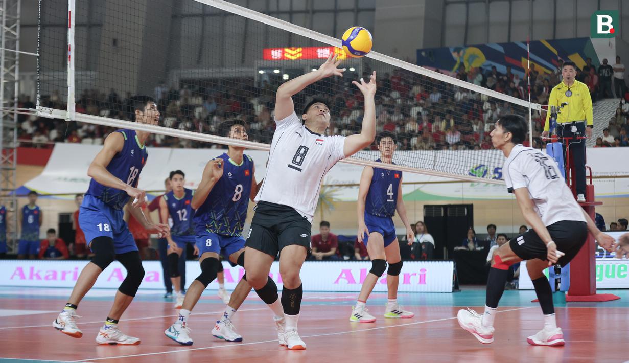 Aksi pemain Timnas Voli Putra Indonesia saat mengalahkan menaklukkan Timnas Voli Putra Vietnam di laga lanjutan leg 2 SEA V League 2025 di Jakarta International Velodrome, Jakarta, Indonesia, Kamis (17/07/2025) malam WIB.
