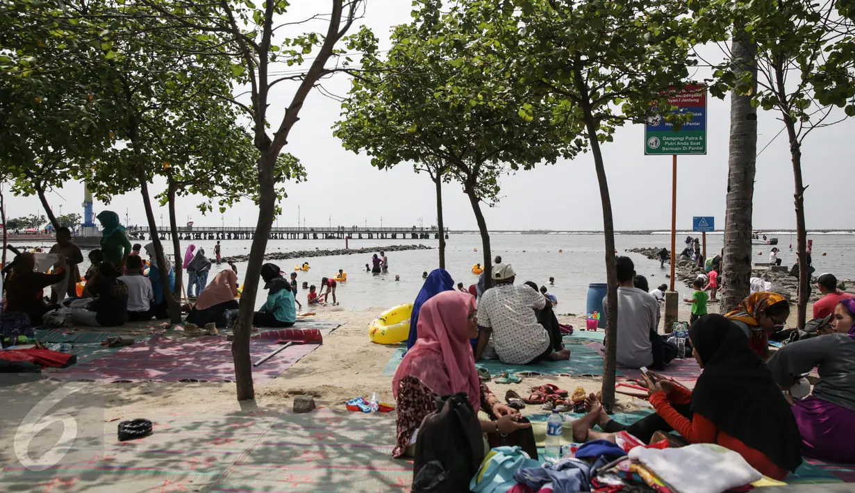 Sejumlah keluarga berkumpul menghabiskan waktu dikawasan pantai Ancol, Jakarta, Jumat (14/4). Warga Jakarta dan sekitarnya memanfaatkan liburan panjang untuk rekreasi bersama keluarga di Ancol. (Liputan6.com/Faizal Fanani)