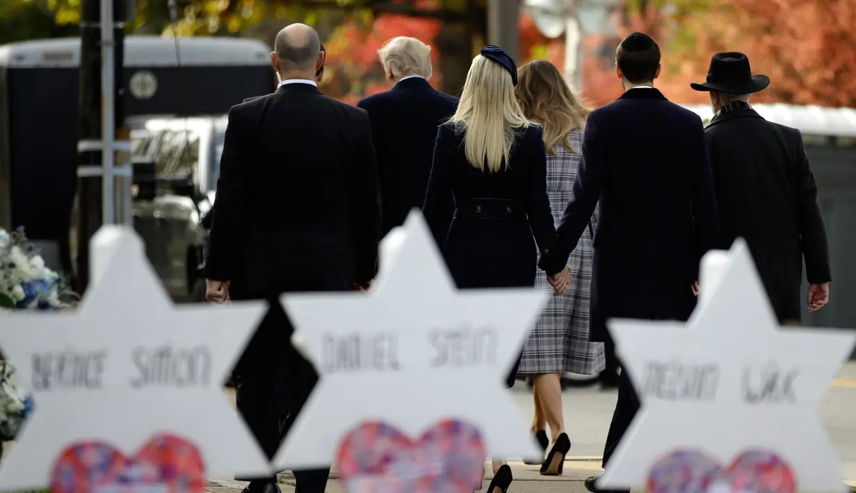 Presiden Donald Trump bersama Melania Trump, Ivanka Trump, dan Jared Kushner usai mengunjungi monumen peringatan penembakan maut di sinagog Tree of Life, Kota Pittsburgh, Pennsylvania, AS, Selasa (30/10). (AP Photo/Matt Rourke)