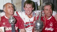 Kenny Dalglish (tengah) saat menjuarai Liga Inggris musim 1989-1990. (Dok. Liverpool FC)