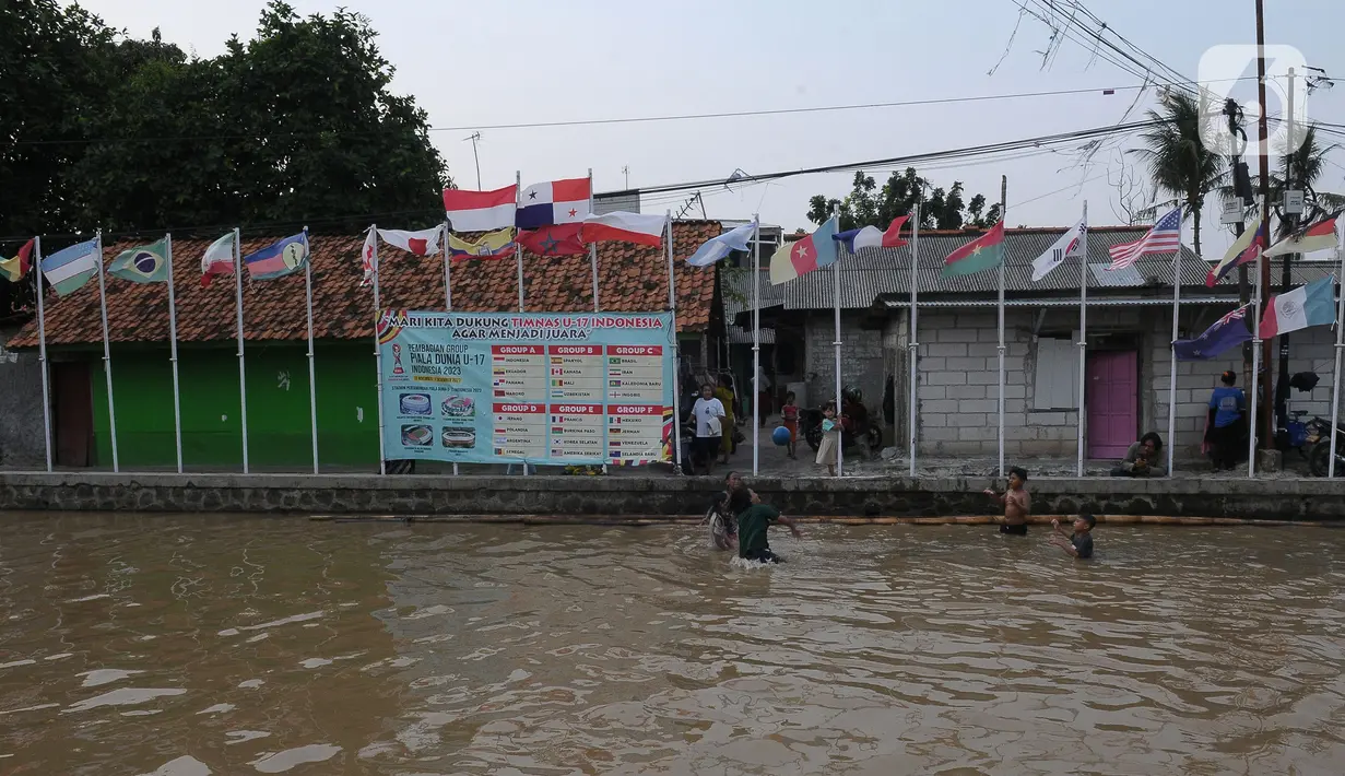 Pemasangan bendera ini juga lantaran hampir 90 persen warga Kampung Asem menyukai sepak bola dan semua pemasangan  merupakan swadaya dari masyarakat. (merdeka.com/Imam Buhori)