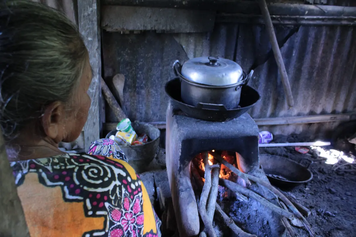 Warga memasak menggunakan tungku kayu bakar. (Liputan6.com/Arfandi Ibrahim)