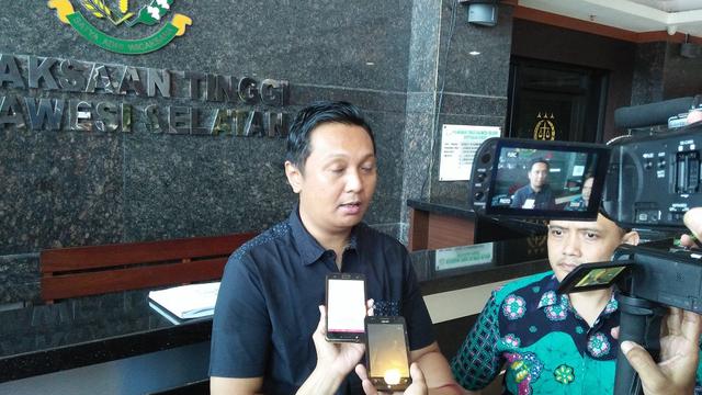 Kejati Sulsel tetapkan Kabid Pemberdayaan Desa Sulbar jadi tersangka korupsi pengadaan lampu jalan (Liputan6.com/ Eka Hakim)