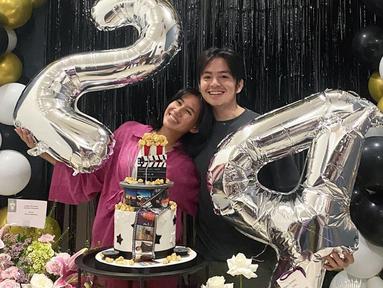Pertambahan usia membuat Shenina Cinnamon merasa bahagia karena mendapat kejutan romantis dari sang kekasih. Ia mengaku senang saat Angga Yunanda mengadakan birthday party hingga memberinya hadiah. (Liputan6.com/IG/@angga)