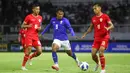 Eav Sovanara mencoba melepaskan diri dari kawalan Dony Tri Pamungkas dan Riski Afrisal pada laga Kamboja versus Timnas Indonesia U-19 di Stadion Gelora Bung Tomo dalam matchday 2 Piala AFF U-19 2024, Sabtu (20/7/2024) malam WIB. (Bola.com/Aditya Wany)