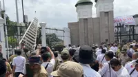 Unjuk rasa dari Asosiasi Pemerintah Desa Seluruh Indonesia (Apdesi) di DOR berlangsung ricuh. (Liputan6.com/Ady Anugrahadi).