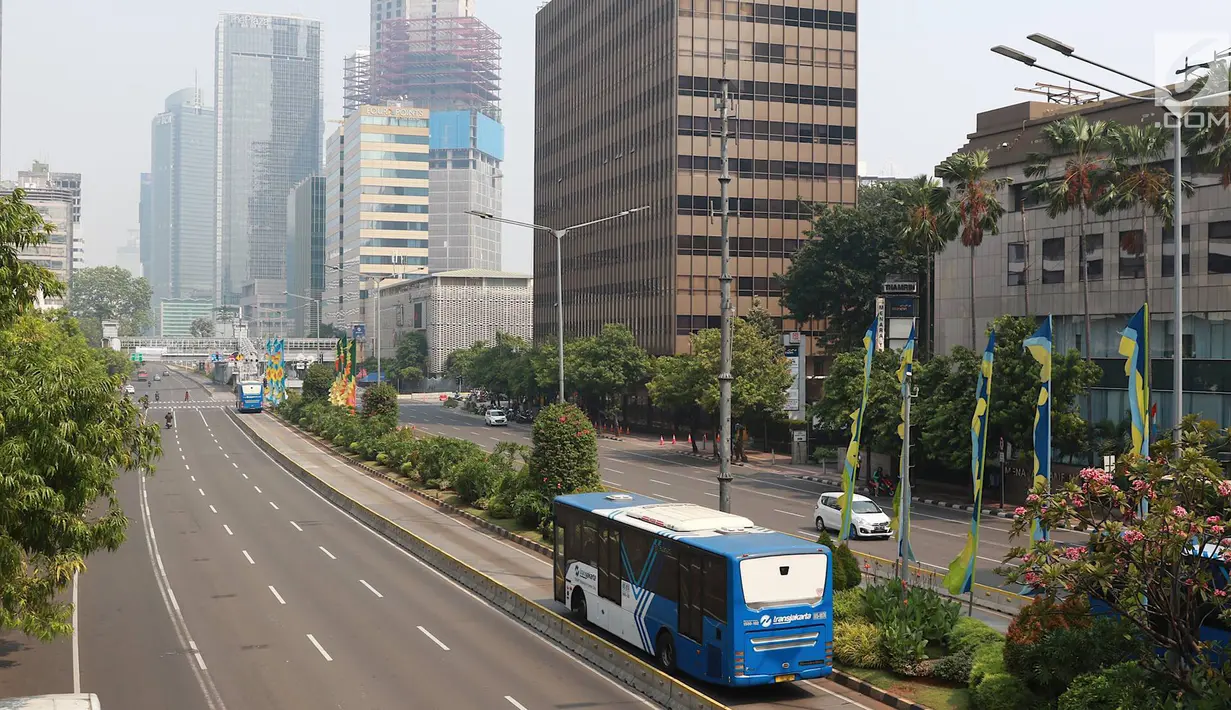 Bus Transjakarta melintasi Jalan MH Thamrin, Jakarta, Kamis (27/6/2019). Adanya rekayasa lalu lintas di sejumlah titik terkait sidang putusan Mahkamah Konstitusi menyebabkan jalan protokol di pusat kota itu lebih lengang dibanding hari biasa. (Liputan6.com/Immanuel Antonius)