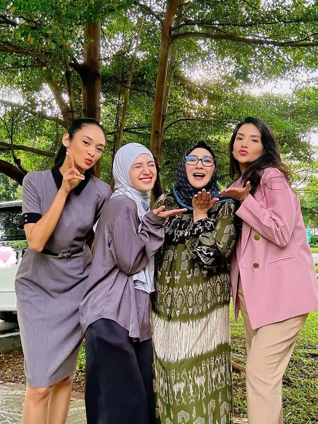 6 Potret Kedekatan Cut Syifa dan Pemain 'Cinta di Ujung Sajadah', Kompak Banget