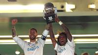 Bek Real Madrid, Sergio Ramos dan Marcelo mengangkat trofi Piala Super Spanyol 2017 usai pertandingan melawan Barcelona di stadion Santiago Bernabeu, Spanyol (16/8). Real Madrid menang 2-0 atas Barcelona dengan skor agregat 5-1. (AP Photo/Francisco Seco)