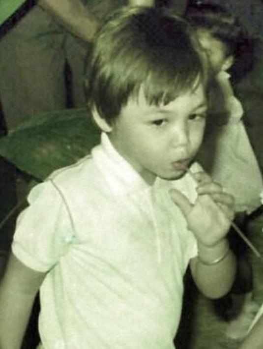 Pria yang berusia 37 tahun ini sempat bersekolah TK dan SD di Singapura mengikuti ayahnya yang diplomat berdinas di sana. (Liputan6.com/IG/@ivan_gunawan)