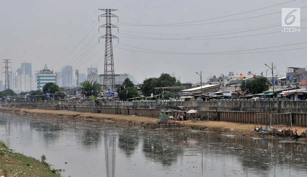 Sampah memenuhi aliran Kanal Banjir Barat, Jakarta, Senin (22/10). Sampah yang memenuhi aliran kanal pencegah banjir tersebut didominasi plastik dan limbah rumah tangga. (Merdeka.com/Iqbal Nugroho)