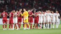 Para pemain Timnas Indonesia dan Vietnam saling berjabat tangan setelah berakhirnya laga leg pertama babak semifinal Piala AFF 2022 di Stadion Utama Gelora Bung Karno (SUGBK), Jumat (6/1/2023) sore WIB. Kedua tim kembali akan bertemu pada laga leg kedua tiga hari mendatang. (Bola.com/Bagaskara Lazuardi)