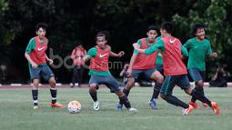 Jack Brown dari Inggris (kiri), Rafid Habibie dari ISM Academy Perugia dan Elias David dari Aghia Paraskevi beraksi di Stadion Atang Sutresna, (06/04/2017). 14 pemain dari luar Indonesia mengikuti seleksi perdana Timnas U-19. (Bola.com/Nicklas Hanoatubun)