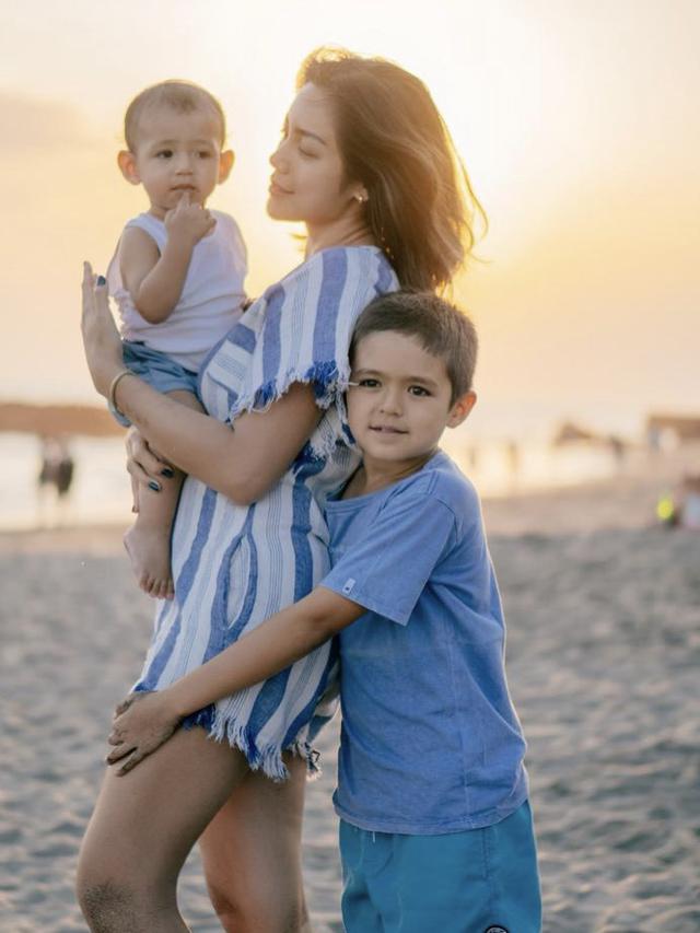 OOTD Pantai Ala Artis Bersama Anaknya