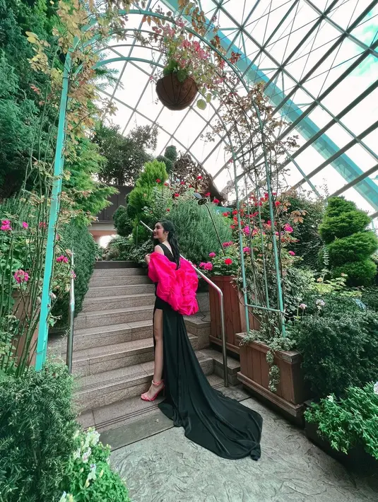 Febby Rastanty memamerkan keindahan gaunnya yang tampak sempurna saat dia kenakan. (Foto: Instagram/ febbyrastanty)