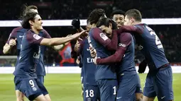 Para pemain PSG merayakan gol Angel Di Maria saat melawan Dijon pada laga Ligue 1 di Parc des Princes stadium, Paris, (17/1/2018). PSG menang telak 8-0. (AP/Thibault Camus)