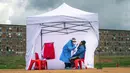 Seorang warga dari Kota Alexandra menjalani pemeriksaan COVID-19 di Johannesburg, Afrika Selatan, Rabu (29/4/2020). Afrika Selatan akan mulai mengurangi penerapan lockdown ketat secara bertahap pada 1 Mei, meski kasus COVID-19 yang dikonfirmasi terus meningkat. (AP Photo/Jerome Delay)